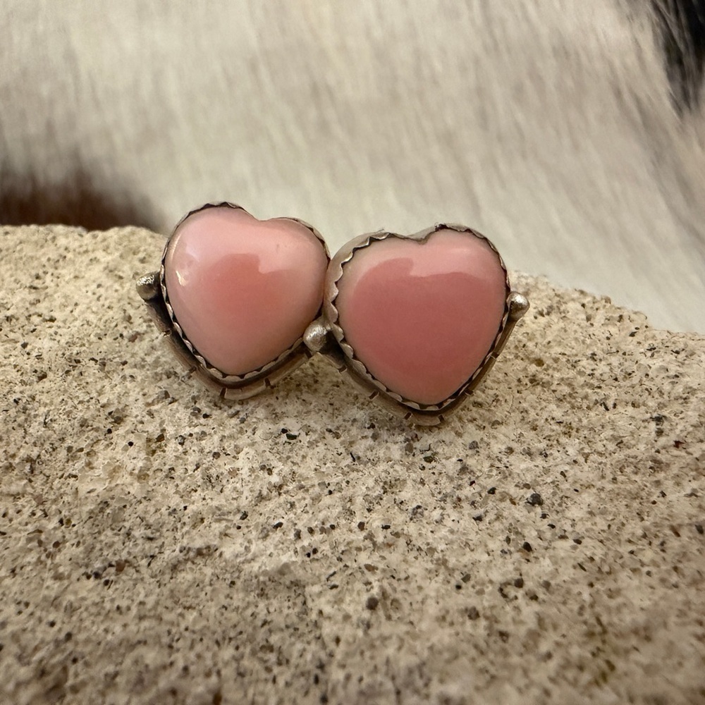 ❤️ Queen Pink Conch Navajo Style Heart Stud Earrings Matte Brushed Sterling 3.9G - Picture 4 of 14